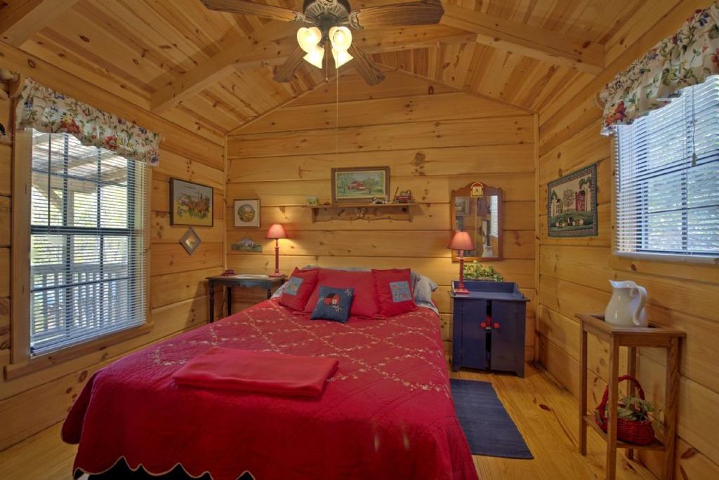 Red Barn Cabin Villa Asheville Room photo